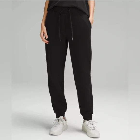 Lululemon Scuba Jogger in Black - Picture 1 of 8